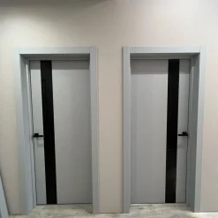 درب طوسی مدرن با نوار شیشه‌ای مشکی | مدل داخلی لوکس فانوس دیزاین کد 30517