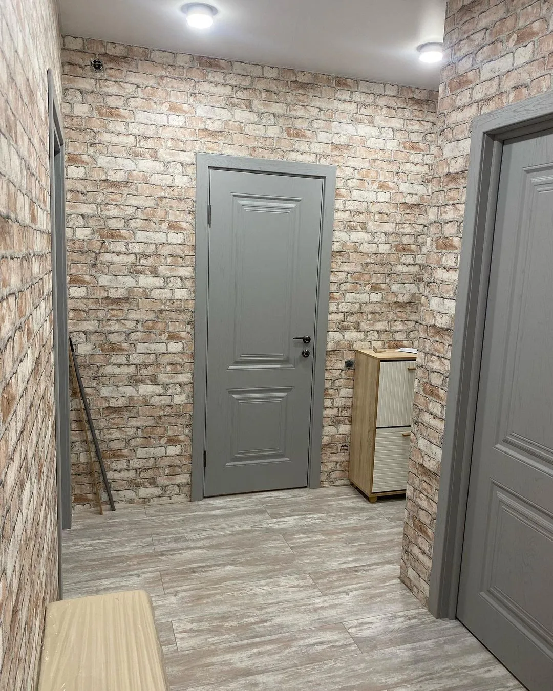 کدام جنس درب داخلی دوام بیشتری دارد؟ راهنمای خرید درب MDF، PVC و HDF 11 درب PVC بهترین انتخاب برای فضاهای مرطوب مانند سرویس و حمام است.