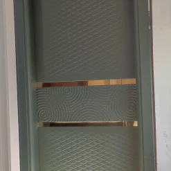 درب مدرن طوسی با نوار طلایی | طراحی لوکس و مقاوم برای ورودی ساختمان