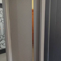 درب طوسی مدرن با نوار طلایی | طراحی خاص و شیک برای دکوراسیون‌های مدرن