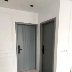 درب داخلی مدرن طوسی با شیار عمودی مدل مینیمال کد 30417 3 درب داخلی مدرن طوسی با شیار عمودی و دستگیره مشکی مدل مینیمال