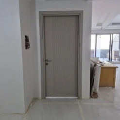 درب اتاقی طوسی مدرن با طرح خطی عمودی کد 30504 3 درب اتاقی طوسی مدرن با طرح خطی عمودی و فریم همرنگ کد 30504