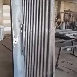 درب حیاط آهنی مدرن طرح کرکرهای عمودی با رنگ طوسی تیره - کد 30165 3 درب حیاط آهنی مدرن طرح کرکرهای عمودی با رنگ طوسی تیره - کد 30165