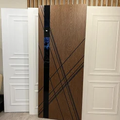 درب MDF روشن با نوار مشکی مدل مدرن