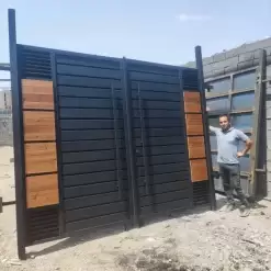 درب فلزی مدرن ترکیب چوب و فلز | درب حیاط لوکس با طراحی معاصر - کد 30177 3 Modern metal door combining wood and metal | فانوس دیزاین تولید کننده انواع درب اتاق ، ضد سرقت، درب ورودی و ضد آل