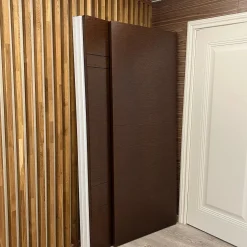 درب مخفی مدرن با پنل چوبی تیره