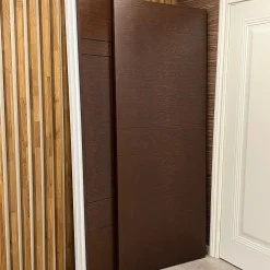 درب مخفی مدرن با پنل چوبی تیره