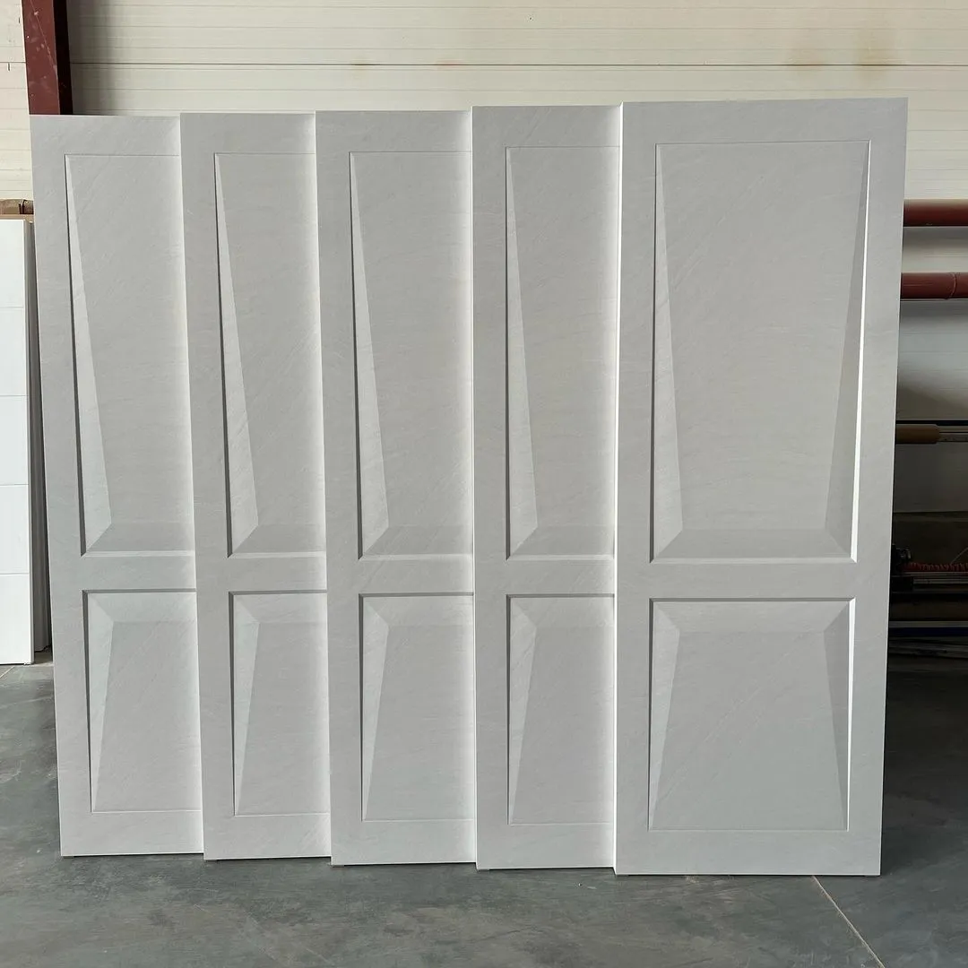 کدام جنس درب داخلی دوام بیشتری دارد؟ راهنمای خرید درب MDF، PVC و HDF 2 درب داخلی سفید مدل سهپنل مدرن کد 30542