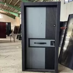 درب مدرن دو رنگ مشکی طوسی کد 30150 3 Modern two tone black gray door 2 | فانوس دیزاین تولید کننده انواع درب اتاق ، ضد سرقت، درب ورودی و ضد آل
