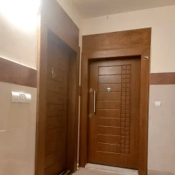 درب ضد سرقت مدرن مدل وینتج با طراحی مستطیلی و کوبۀ فلزی کد 30418