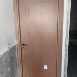 درب MDF گردویی مدرن | خرید درب داخلی با روکش طبیعی و طراحی مینیمال