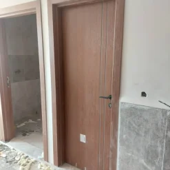درب MDF گردویی مدرن | خرید درب داخلی با روکش طبیعی و طراحی مینیمال