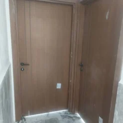 درب MDF گردویی مدرن | خرید درب داخلی با روکش طبیعی و طراحی مینیمال