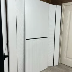 درب MDF سفید مدرن با شیار عمودی و نوار مشکی