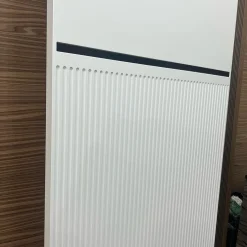 درب MDF سفید مدرن با شیار عمودی و نوار مشکی