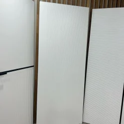 درب MDF سفید مدرن با شیار عمودی و نوار مشکی