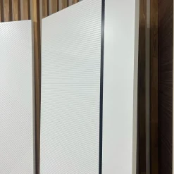 درب MDF سفید مدرن با شیار عمودی و نوار مشکی
