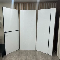 درب MDF سفید مدرن با شیار عمودی و نوار مشکی