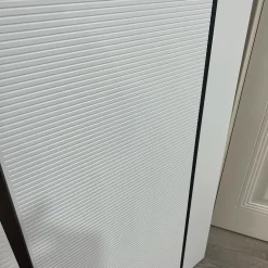 درب MDF سفید مدرن با شیار عمودی و نوار مشکی