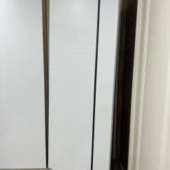 درب MDF سفید مدرن با شیار عمودی و نوار مشکی