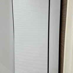 درب MDF سفید مدرن با شیار عمودی و نوار مشکی