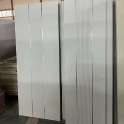 درب اتاقی MDF سفید مدل مدرن با خطوط عمودی