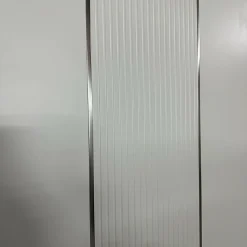 درب اتاقی MDF سفید مدل مدرن با خطوط عمودی