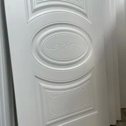 درب داخلی سفید کلاسیک مدل آوانتا با پنل برجسته و طراحی بیضی مرکزی کد 30619 5 درب سفید مدرن با پنلهای هندسی برجسته کد 30615