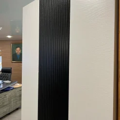 درب مدرن سفید با نوار مشکی