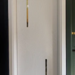 درب سفید مدرن با خطوط برجسته و نوار طلایی | طراحی لوکس و مینیمال