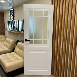 درب سفید مدرن با شیشه مات مدل مارکیوو کد 30537 11 درب سفید مدرن با شیشه مات طرح ششقسمتی و دستگیره مشکی مدل مارکیوو کد 30537