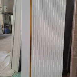 درب سفید مدرن با نوار طلایی | خرید درب لوکس طراحی خاص از فانوس دیزاین