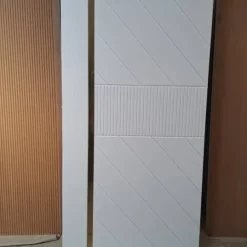 درب سفید مدرن با نوار طلایی | خرید درب لوکس طراحی خاص از فانوس دیزاین