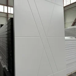 درب مدرن سفید با طراحی هندسی مینیمال کد 30318 6 درب مدرن سفید با طراحی هندسی مینیمال
