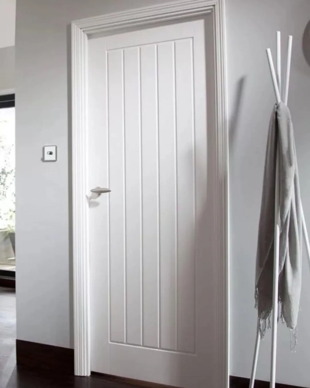 درب مدرن سفید طرح شیار عمودی کد 30689 2 درب مدرن سفید طرح شیار عمودی کد 30689 - Image 2