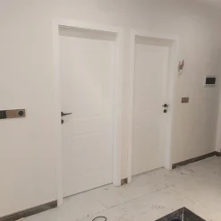 درب داخلی مدرن سفید مدل مینیمال کد 30429 3 درب داخلی مدرن سفید مدل مینیمال با دستگیره مشکی کد 30429