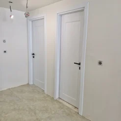 درب اتاقی سفید مدرن کد 30425 3 درب اتاقی سفید مدرن با فریم همرنگ و دستگیره مشکی کد 30425