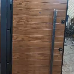 درب ضد سرقت چوبی مدرن با فریم مشکی و دستگیره استیل کد 30201 3 درب ضد سرقت چوبی مدرن با فریم مشکی و دستگیره استیل