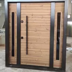 درب ضد سرقت چوبی مدرن با فریم مشکی و دو شیشه عمودی