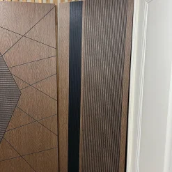 درب چوبی مدرن طرح شیار مشکی مدل گردویی