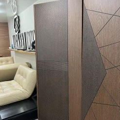 درب چوبی مدرن طرح شیار مشکی مدل گردویی