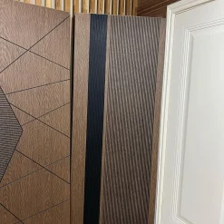 درب چوبی مدرن طرح شیار مشکی مدل گردویی