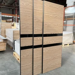 درب چوبی مدرن با نوار مشکی براق – مدل افقی و طراحی لوکس فانوس دیزاینکد 30534