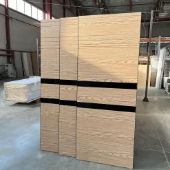 درب چوبی مدرن با نوار مشکی براق – مدل افقی و طراحی لوکس فانوس دیزاینکد 30534