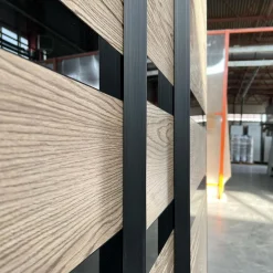 درب چوبی مدرن با نوار مشکی براق – مدل افقی و طراحی لوکس فانوس دیزاینکد 30534