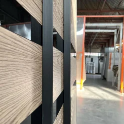 درب چوبی مدرن با نوار مشکی براق – مدل افقی و طراحی لوکس فانوس دیزاینکد 30534