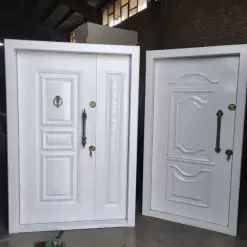 درب ضد سرقت رویه فلز یک و نیم لنگه — سفید کلاسیک با یراق برنجی کد 30189