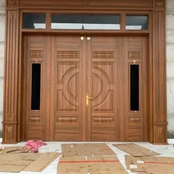 درب چوبی لوکس مدل سلطنتی با طراحی هندسی و پنجره ترنسوم