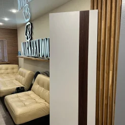 درب داخلی مدل وِرتیکال سفید با نوار قهوه‌ای