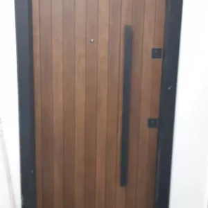 درب ضد سرقت چوبی شیاردار عمودی با فریم فلزی مشکی مدل مدرن کد 30203 3 Vertically grooved wooden anti theft door with black metal frame 2 | فانوس دیزاین تولید کننده انواع درب اتاق ، ضد سرقت، درب ورودی و ضد آل